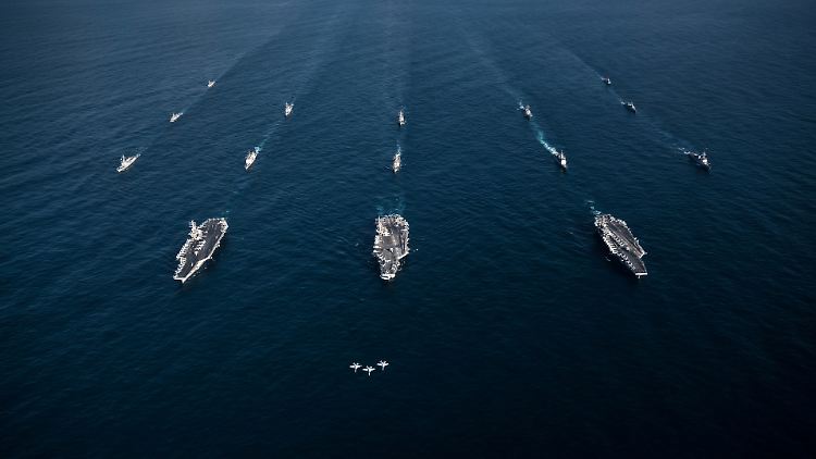 Drei F-18-Kampfjets begleiten die Flugzeugträger USS Ronald Reagan, USS Theodore Roosevelt und USS Nimitz sowie deren Begleitschiffe im November auf ihrer Fahrt durch den Westpazifik.
