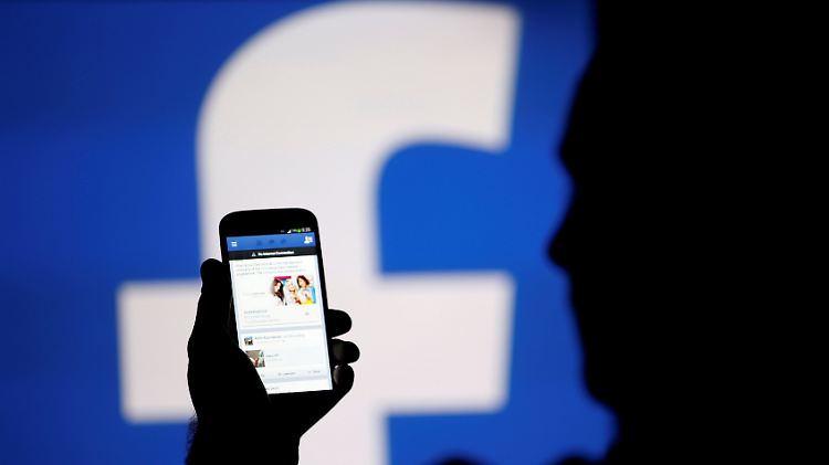 Sollen stärker mitbestimmen, was Fake News sind und was nicht: die Facebook-Nutzer