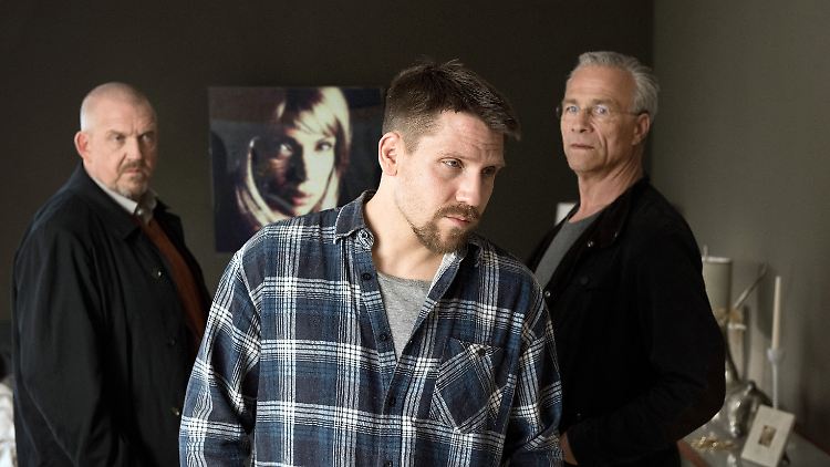 Im Visier der Ermittler: Ex-KSK-Soldat Lars Baumann (Hanno Koffler, Mitte)