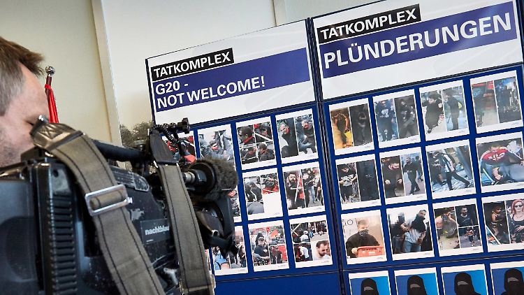 Mit Fotos fahndet die Polizei nach den Verdächtigen.
