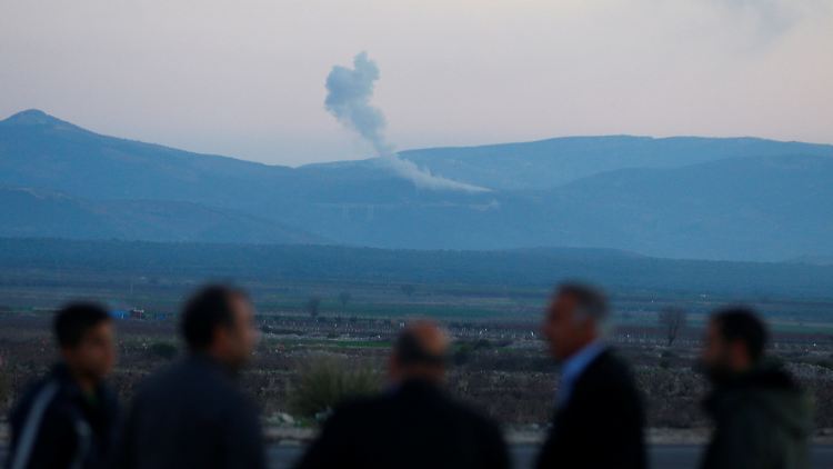 Von der Türkei aus sind Rauchsäulen über Afrin zu sehen.