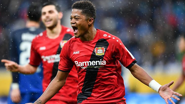 Leon Bailey eröffnet den Leverkusener Torreigen in der 43. Minute.
