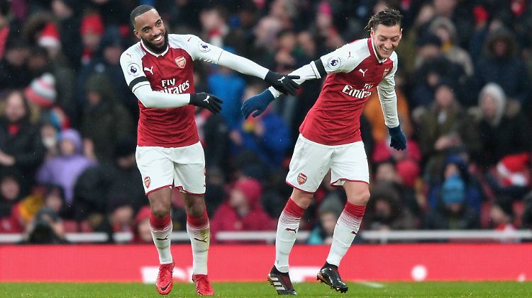 Der FC Arsenal schießt sich frei - auch dank Mesut Özil (r.).