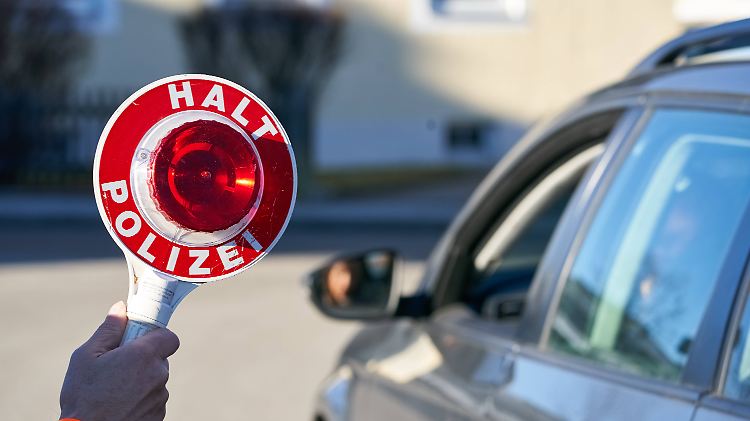 Bei einer Polizeikontrolle fuhr ein Berliner Häftling im offenen Vollzug einfach weiter und löste eine Verfolgungsjagd aus.