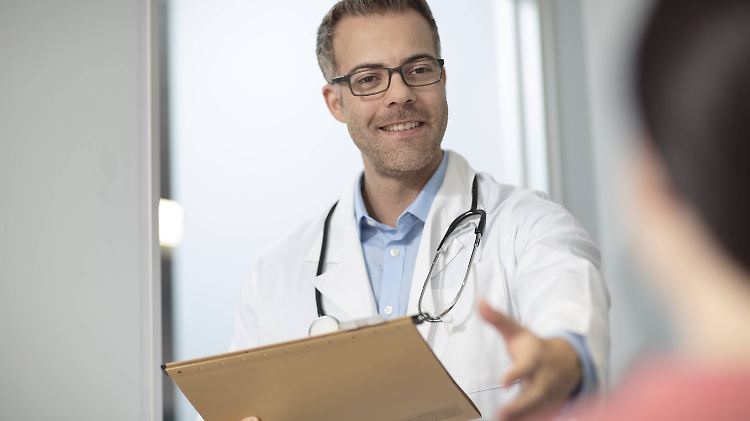 Bei Unklarheiten sollte man sich Einträge in der Patientenakte vom Arzt erklären lassen. 