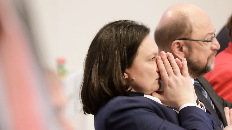 Fraktionschefin Nahles und Parteichef Schulz zittern - die Abstimmung ist knapper als gedacht.