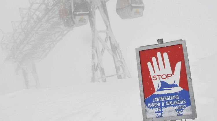 Lawinen-Warnschild in Oberbayern - dort lösten sich an drei verschiedenen Orten Schneemassen.
