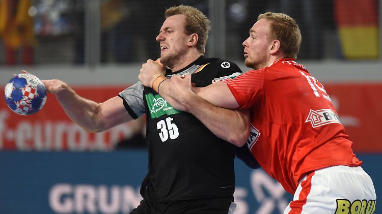Nationalspieler Julius Kühn im Duell mit Dänemarks Rene Toft Hansen.