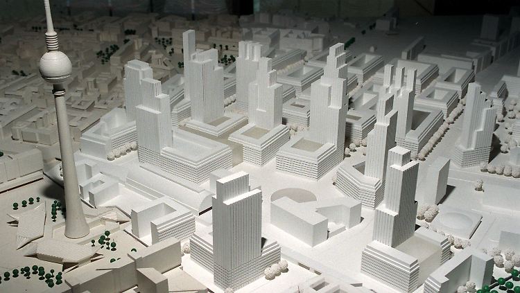 Das Modell vom Oktober 1993 zeigt den Entwurf des Architekten Hans Kollhoff für die Neugestaltung des Alexanderplatzes in Berlin.