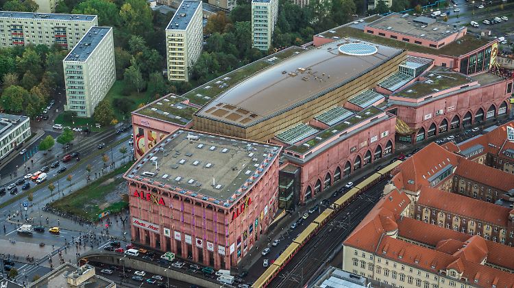 Blick vom Fernsehturm auf das Einkaufszentrum "Alexa" neben dem Alexanderplatz.