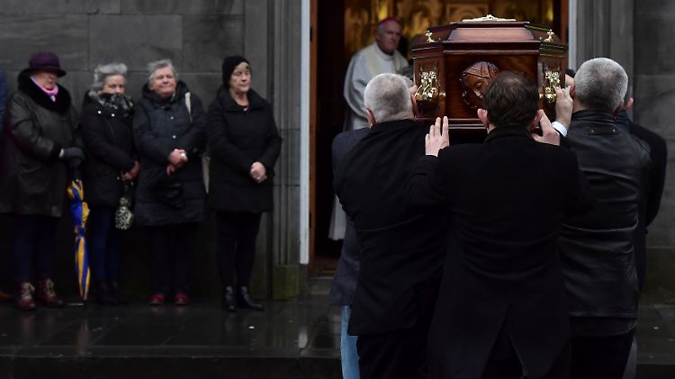 Der Sarg von Dolores O'Riordan wurde in Limerick aufgebahrt.