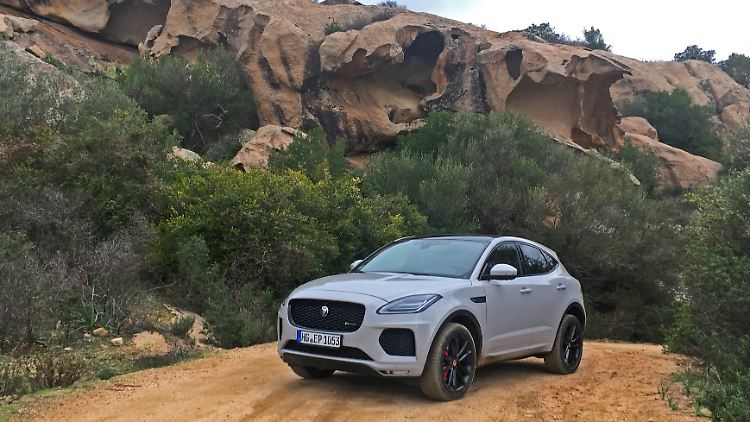 Der Jaguar E-Pace steht sehr präsent auf seinen optionalen 21-Zoll-Alus.