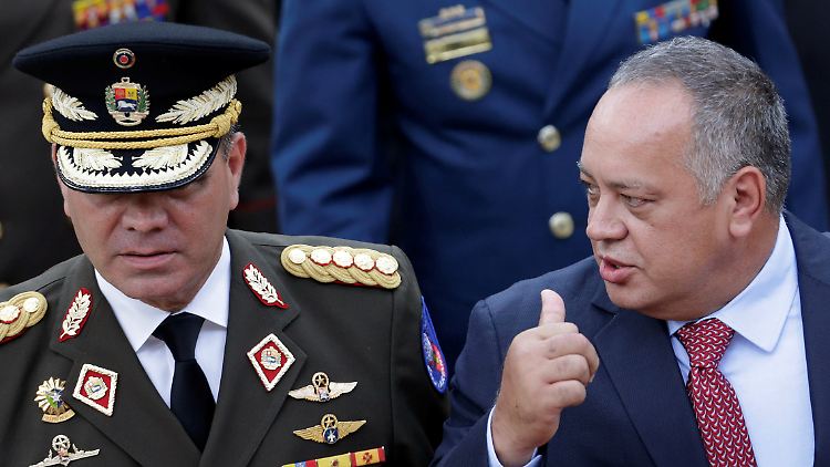 Maduros Nummer 2 ist auch betroffen - Diosdado Cabello (r.), hier im Gespräch mit Venezuelas Verteidigungsminister Wladimir Padrino.