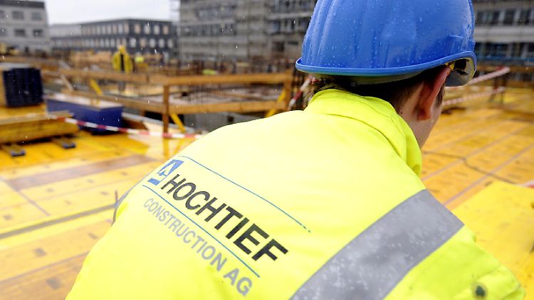 Ausgerechnet Spanien: Hochtief-Mitarbeiter im Regen.