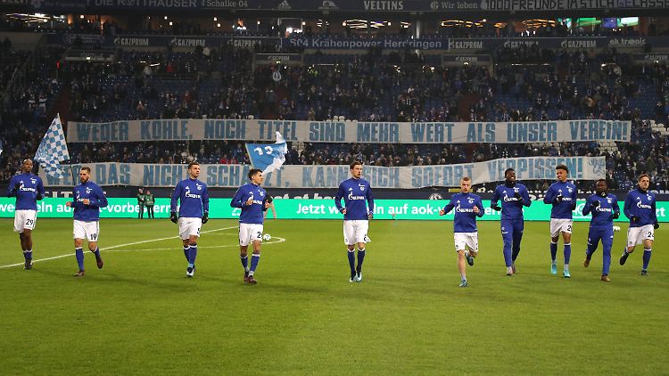 Leon Goretzka (fünfter von links) beim Aufwärmen vor dem Spiel gegen Hannover. Im Hintergrund ein Banner der Fans. Die anderen Spieler sind natürlich nicht wegen des Geldes in Gelsenkirchen.