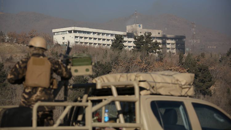 Schwer beschädigt und teilweise ausgebrannt: Das Intercontinental-Hotel in Kabul.