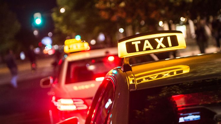 Per Taxi nach Hause? Eher ein Goodie des Arbeitgebers als dessen Pflicht. 