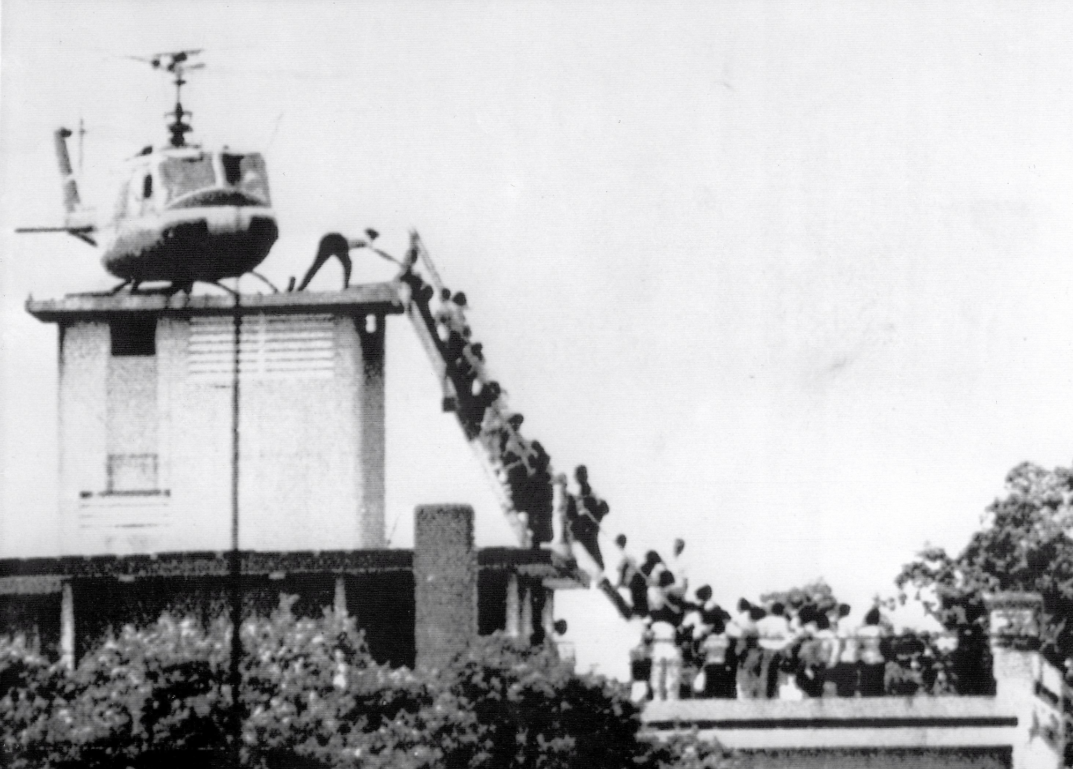 Es sind unrühmliche Szenen für die USA. Vor genau 50 Jahren verlässt der letzte amerikanische Helikopter Saigon. In ihrer Verzweiflung klammern sich fliehende Menschen noch an dessen Kufen. 
