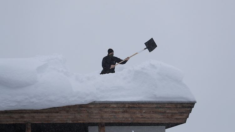 "So viel Schnee hatten wir hier noch nie", sagte ein WEF-Mitarbeiter.
