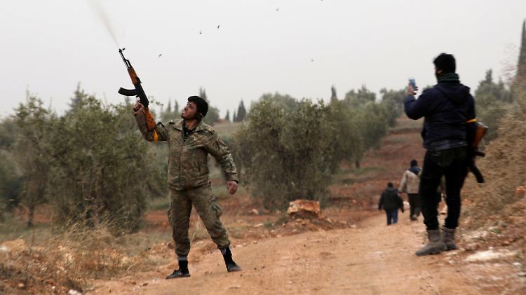 "Operation Olivenzweig": Ein Kämpfer der Freien Syrischen Armee, der an der Seite der türkischen Armee an den Gefechten in der Afrin-Region teilnimmt, feuert aus Übermut in die Luft.