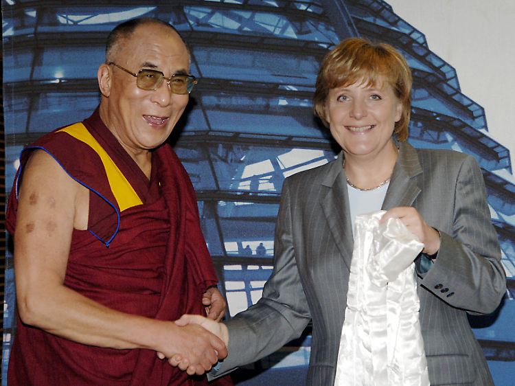 .. im Juni 2005, wenige Monate vor ihrer Wahl zur Bundeskanzlerin.