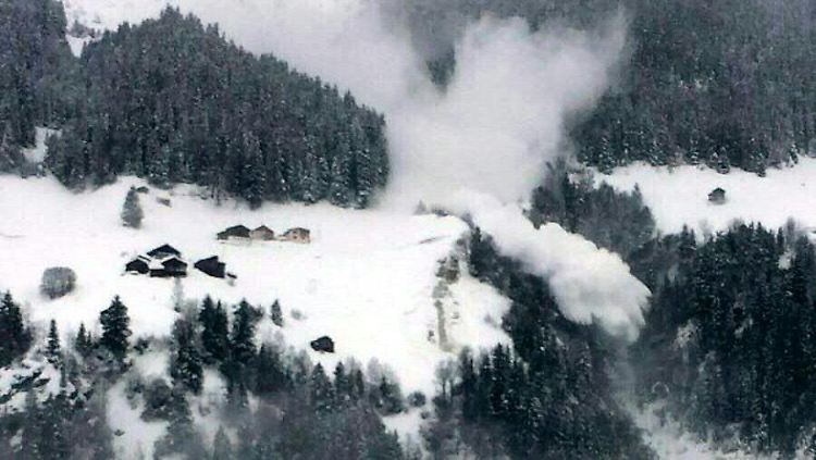 Eine Lawine geht in den österreichischen Alpen ab.