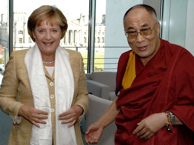 Zahlreiche Besuche in Deutschland: Angela Merkel empfing den Dalai Lama (rechts) im September 2007 und ...
