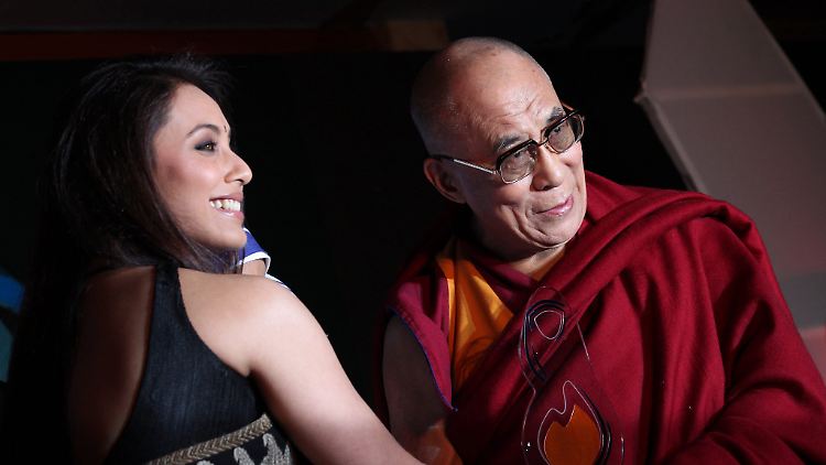 Weltweite Popularität: In Neu Delhi nahm der Dalai Lama erst kürzlich den Mutter-Teresa-Gedächtnis-Preis für soziale Gerechtigkeit aus den Händen von Bollywood-Star Rani Mukherjee (links) entgegen.