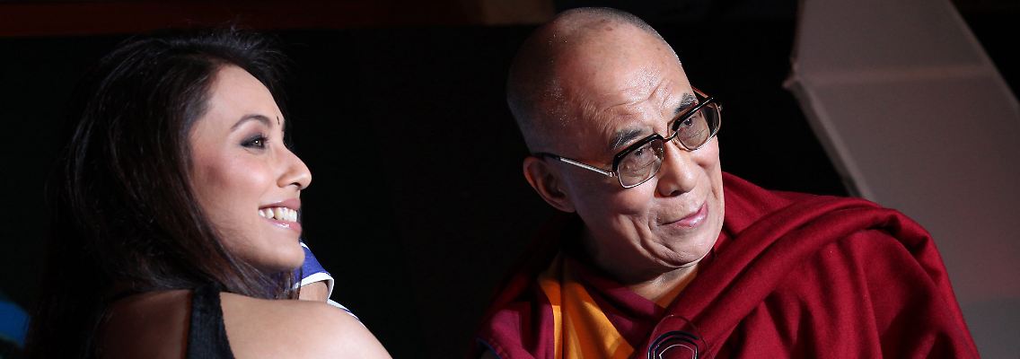 Weltweite Popularität: In Neu Delhi nahm der Dalai Lama erst kürzlich den Mutter-Teresa-Gedächtnis-Preis für soziale Gerechtigkeit aus den Händen von Bollywood-Star Rani Mukherjee (links) entgegen.