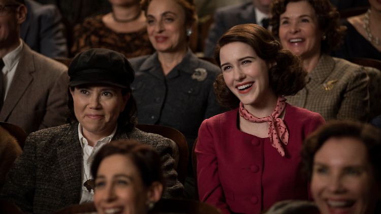 Wäre "The Marvelous Mrs. Maisel" eine Romanze, dann eine zwischen den Freundinnen Susie (Alex Borstein, l.) und Midge (Rachel Brosnahan).