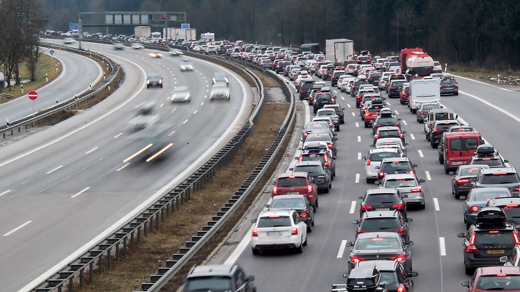 Nicht im Sommer, nicht die A3 und kein Donnerstag - und trotzdem Stau.