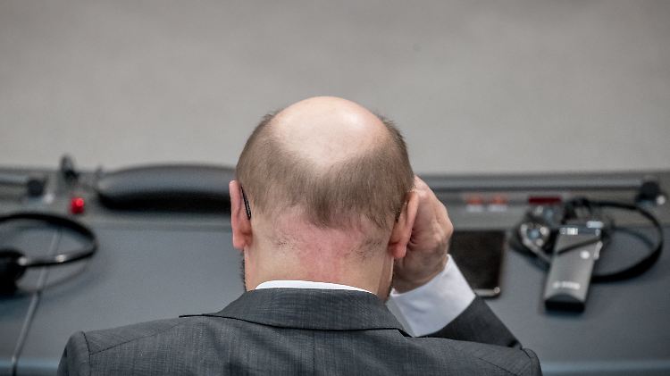 Einige Parteifreunde wollen SPD-Chef Martin Schulz offenbar am liebsten von hinten sehen.