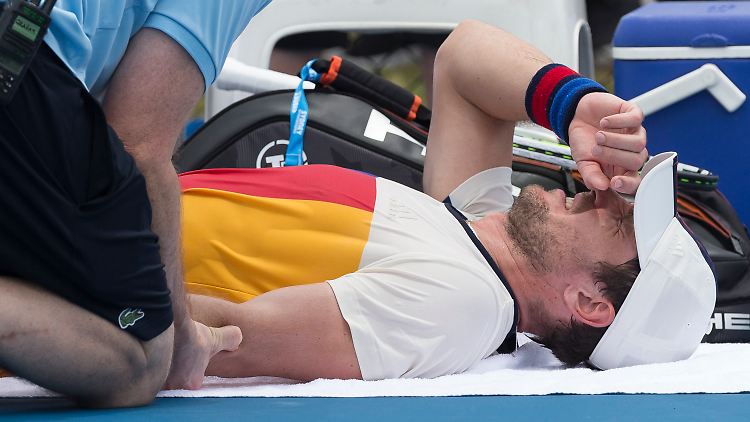 Mischa Zverev muss seine Aufgabe in der 1. Runde der Australian Open womöglich teuer bezahlen.