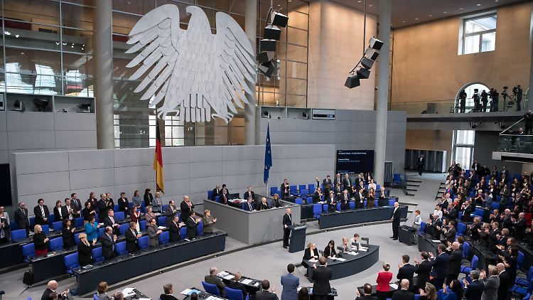 Unter den Augen des Bundesadlers: Die Hauptarbeit des Parlaments läuft nicht im Plenum, sondern in den Ausschüssen.