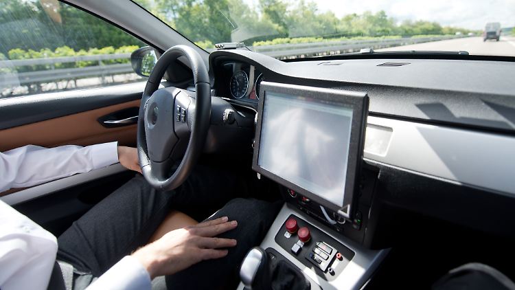 Freihändig vorm Lenkrad: Der Mobilfunkanbieter Vodafone will beim Autonomen Fahren mitmischen.