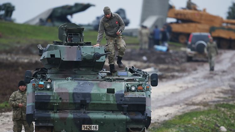 Menschenrechtsbeobachter gehen von bislang 100 Todesopfern seit Beginn der türkischen Offensive aus.