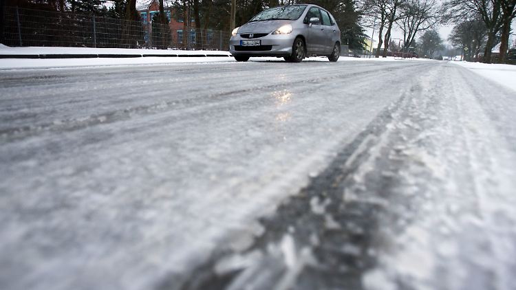 Wer bei Glatteis vorher die Fahrbahn prüft, ist in diesem Moment nicht gesetzlich unfallversichert.