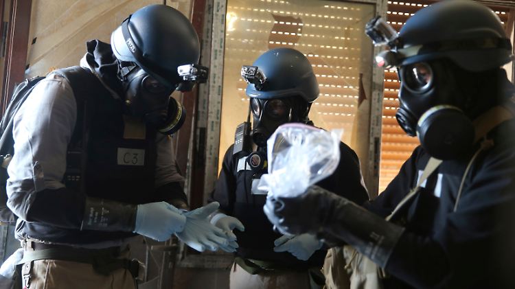 Chemiewaffen-Experten prüfen Proben nach einem Angriff in Damaskus im August 2013.