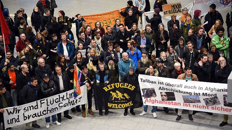 Flüchtlingsinitiativen halten die Abschiebung wegen der prekären Sicherheitslage für völkerrechtswidrig.