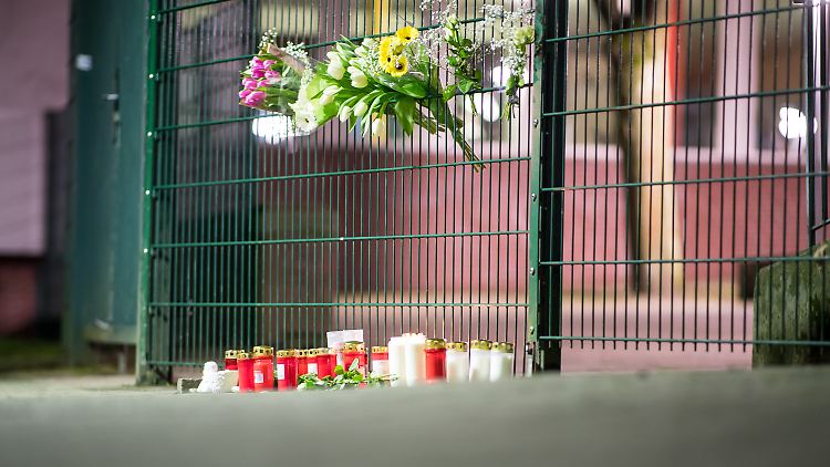 Die Trauer in Lünen ist groß: Vor der Käthe-Kollwitz-Gesamtschule haben Menschen Kerzen aufgestellt.