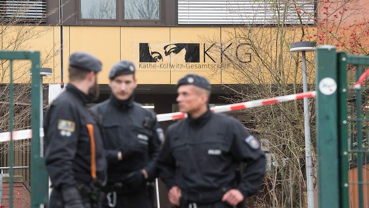 Gewalt in der Mitte der Gesellschaft: Polizisten sichern  den Eingang zur Käthe-Kollwitz-Gesamtschule in Lünen.