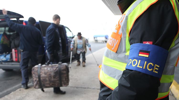 Die Zahl der freiwilligen Ausreisen sinkt, die Anzahl ausreisepflichtiger Personen ist auf über 14.000 gestiegen.