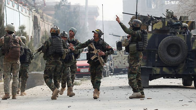 Hektik in Dschalalabad: Schwer bewaffnete Einheiten des afghanischen Militärs treffen vor dem Büro von "Save the Children" ein.