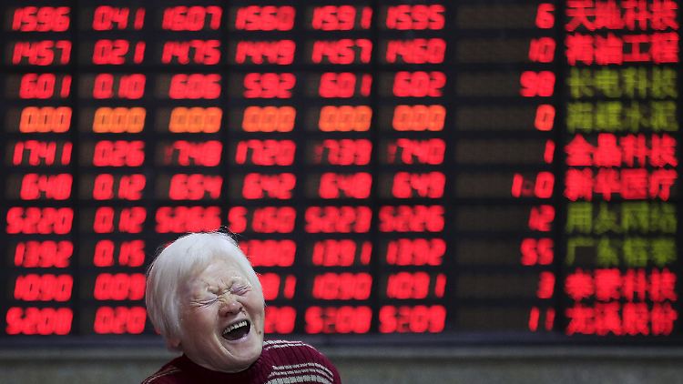 Gut gelaunter Broker an der Börse von Schanghai.