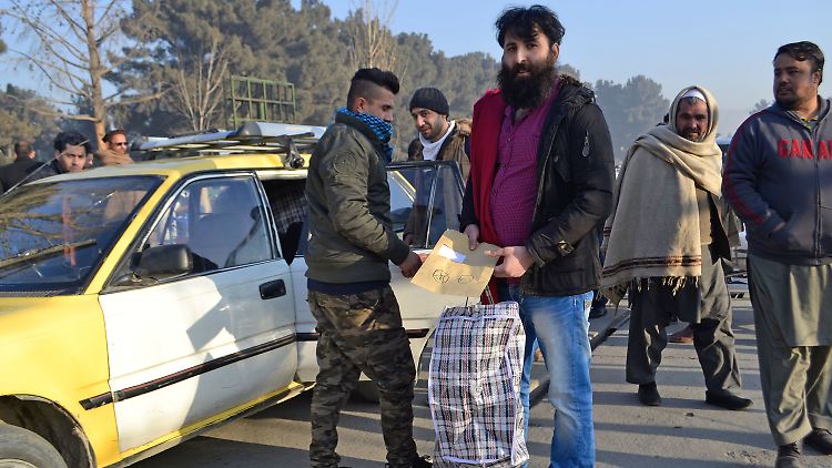 Sahil Khan, ein abgeschobener Asylbewerber, steht vor dem Flughafen in Kabul, nachdem er mit einem Flugzeug aus Deutschland angekommen ist.