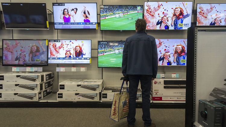 Bei Fernsehern im Angebot sollte man immer misstrauisch sein und nachprüfen, ob es sich tatsächlich um Schnäppchen handelt.