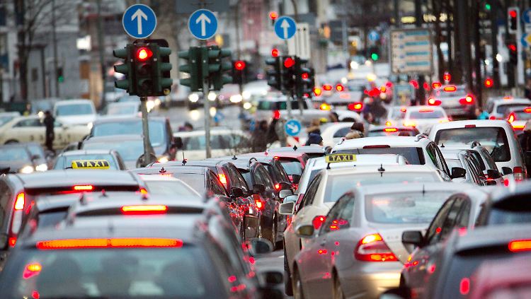 Im Januar kamen mehr Autos auf die Straßen - der Diesel-Anteil geht aber weiter zurück.