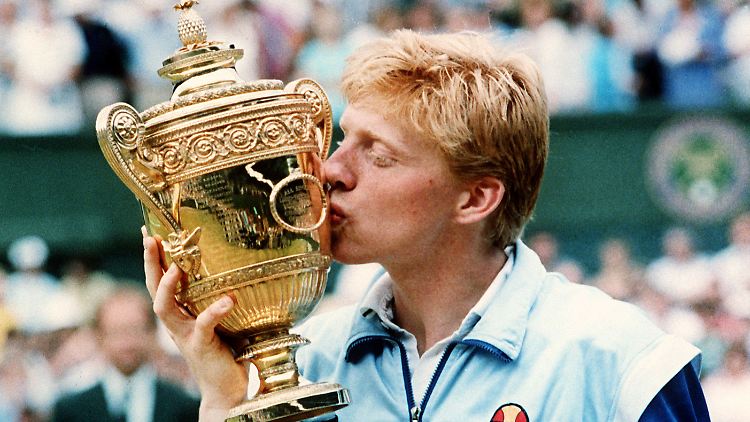 Der 18-jährige Boris Becker im Jahr 1986 mit seinem zweiten Wimbledon Pokal.