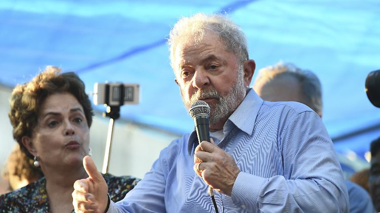 Brasiliens ehemaliger Präsident Luiz Inácio Lula da Silva und Ex-Präsidentin Dilma Rousseff bei einer Demonstration in Porto Alegre am gestrigen Dienstag.