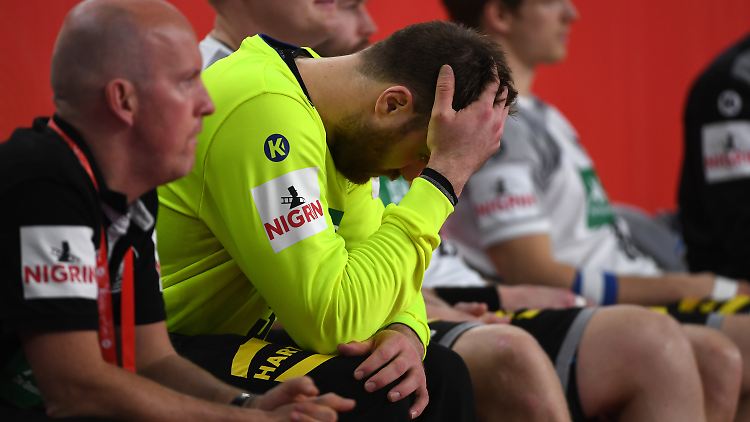 Eine Ohrfeige - auch für Keeper Andreas Wolff. Die Deutschen sind raus aus dem EM-Turnier.